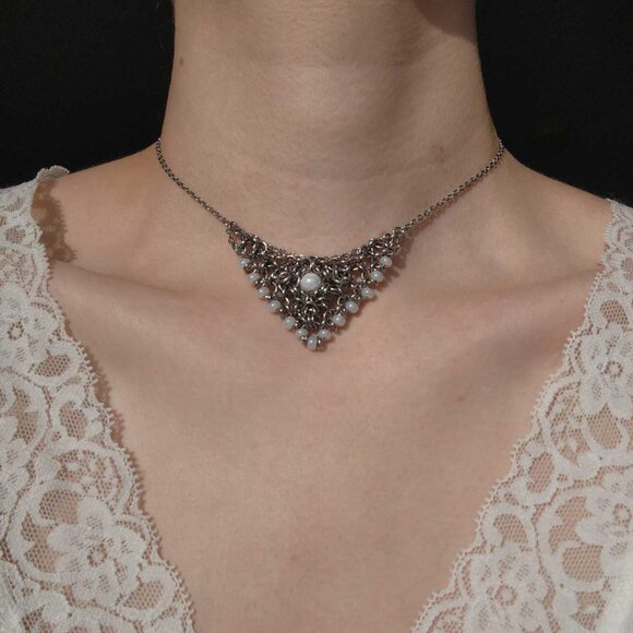 Vintage V-shaped white pearl chain mail necklace with a small silver chain - Picture 11 of 11